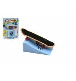 Skateboard prstový s rampou plast 10cm na kartě